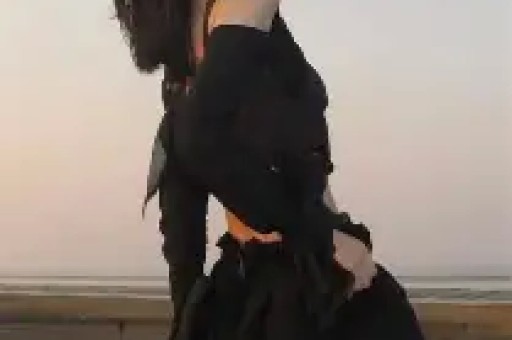 刚官宣23岁网红女友仅3天林俊杰就因亲吻幼童被骂上热搜？完整视频曝光后全网集体道歉！